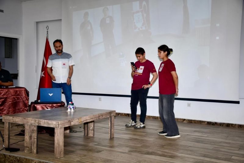 Silifke’de ’Ortaokullar Arası Otto Robot Dans Şenliği’ düzenlendi