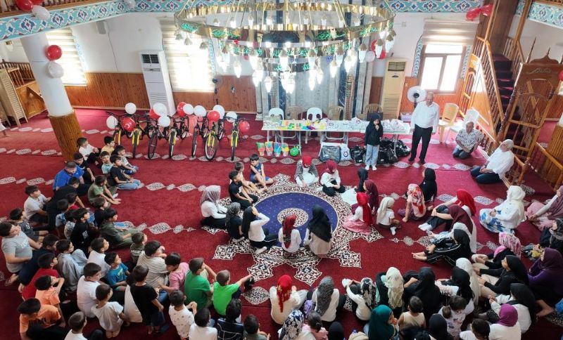 İmamın gönüllere dokunan geleneği: 26 yıldır çocukları ödüllendiriyor