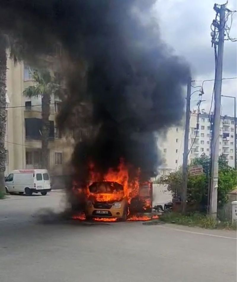 Hafif ticari araç alev alev yandı