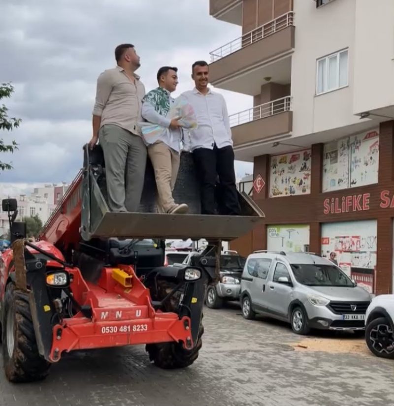 Mersin’de ilginç gelin alma: Damat, vinç sepetiyle 4. kata çıkarak gelini aldı