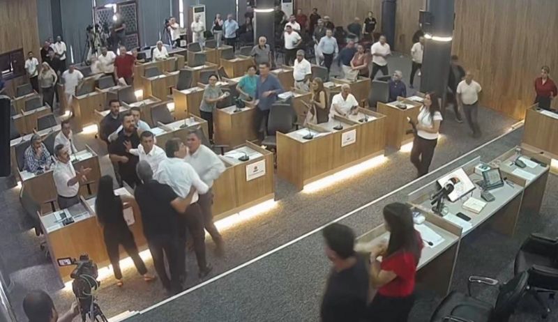 CHP’li belediye başkanının AK Partili meclis üyesinin üzerine yürüdüğü anlar kamerada