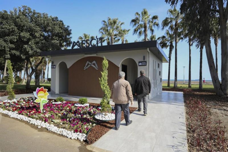 Mersin’de sahil bandına modern mescit