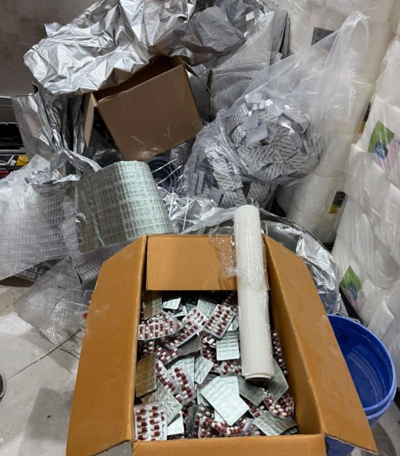 Mersin’de plastik ambalaj dükkanında uyuşturucu imalathanesi ortaya çıkarıldı: 100 bin sentetik ecza hap ele geçirildi