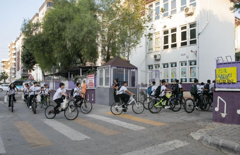 Mersin’de öğrenciler okula pedal çevirerek gitti