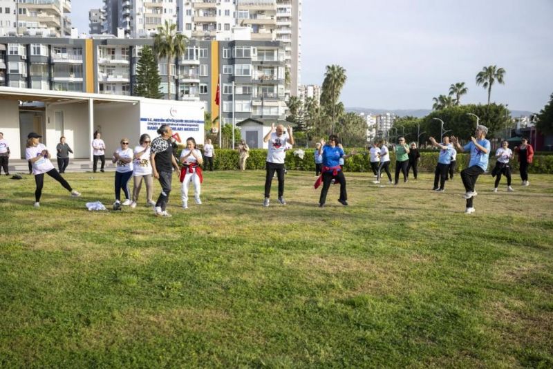 Mersin sahilinde sabah sporu buluşmaları yoğun ilgi görüyor