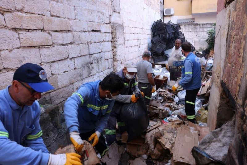 Mersin’de bir evden tonlarca çöp çıktı